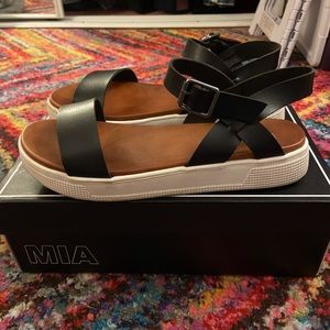 MIA Abby Platform Sandal - Wmns 9